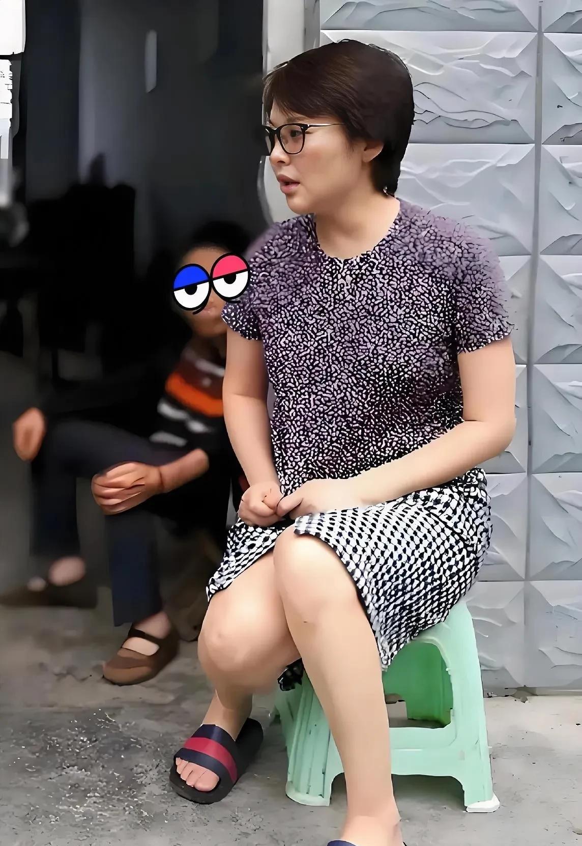 著名演员袁立回农村老家不顾“形象”，一身“睡裙+拖鞋”的穿搭太接地气了，仿佛卸下