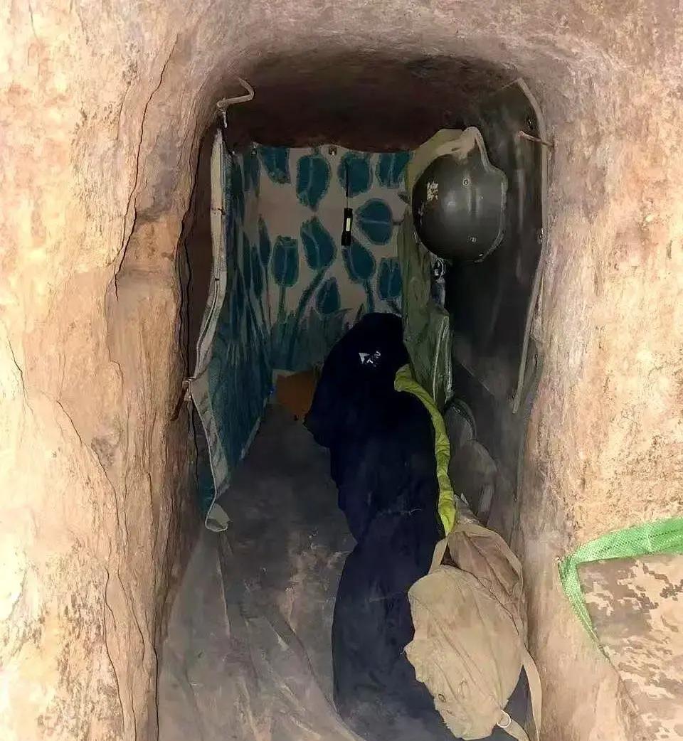 被困472天，终于被救出来了。被拖出来的时候，两条腿直挺挺的，怎么都弯不了。