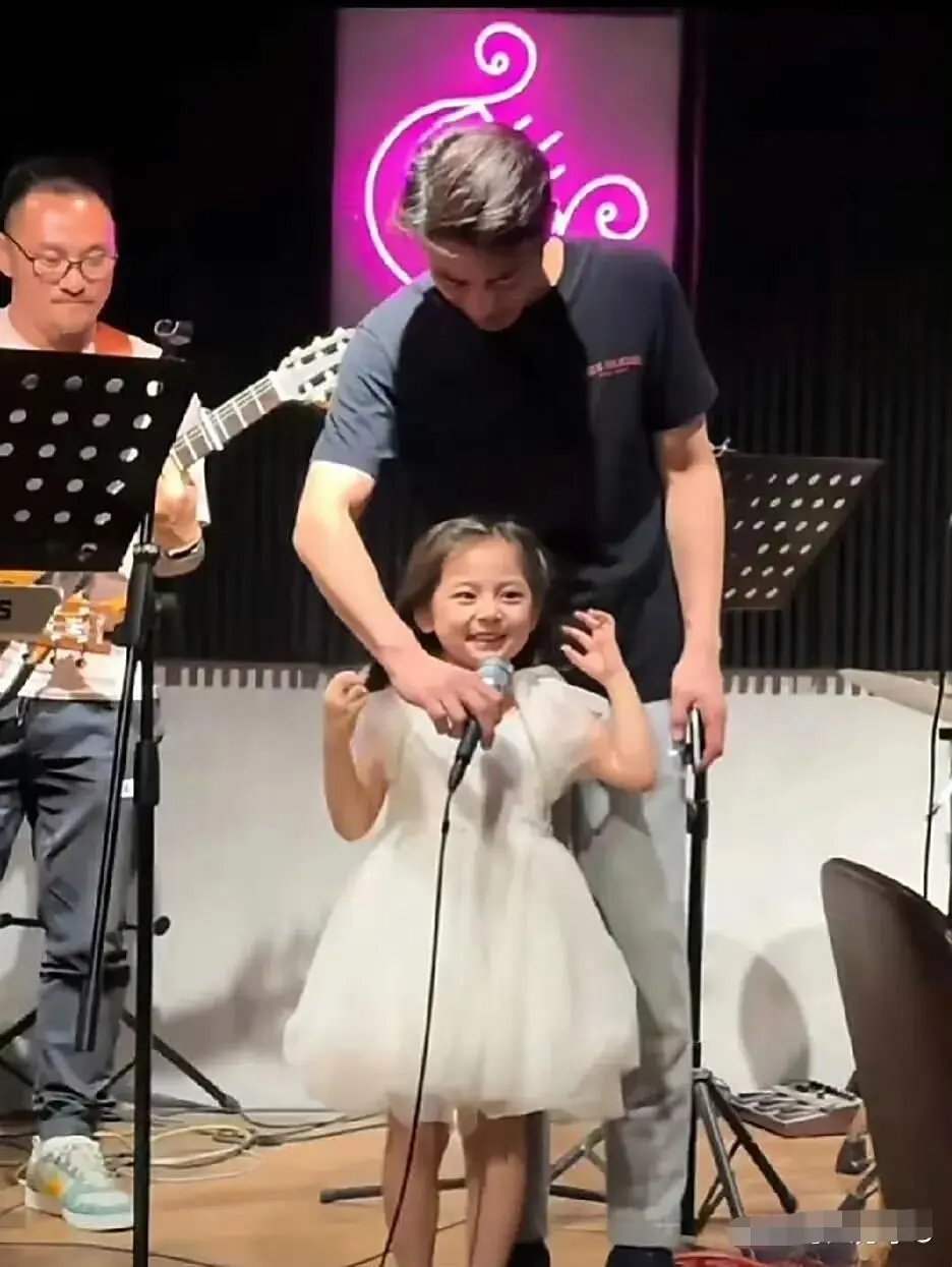 瞧，霍建华对女儿那叫一个疼爱，各种宠溺，真真是妥妥的女儿奴啊
