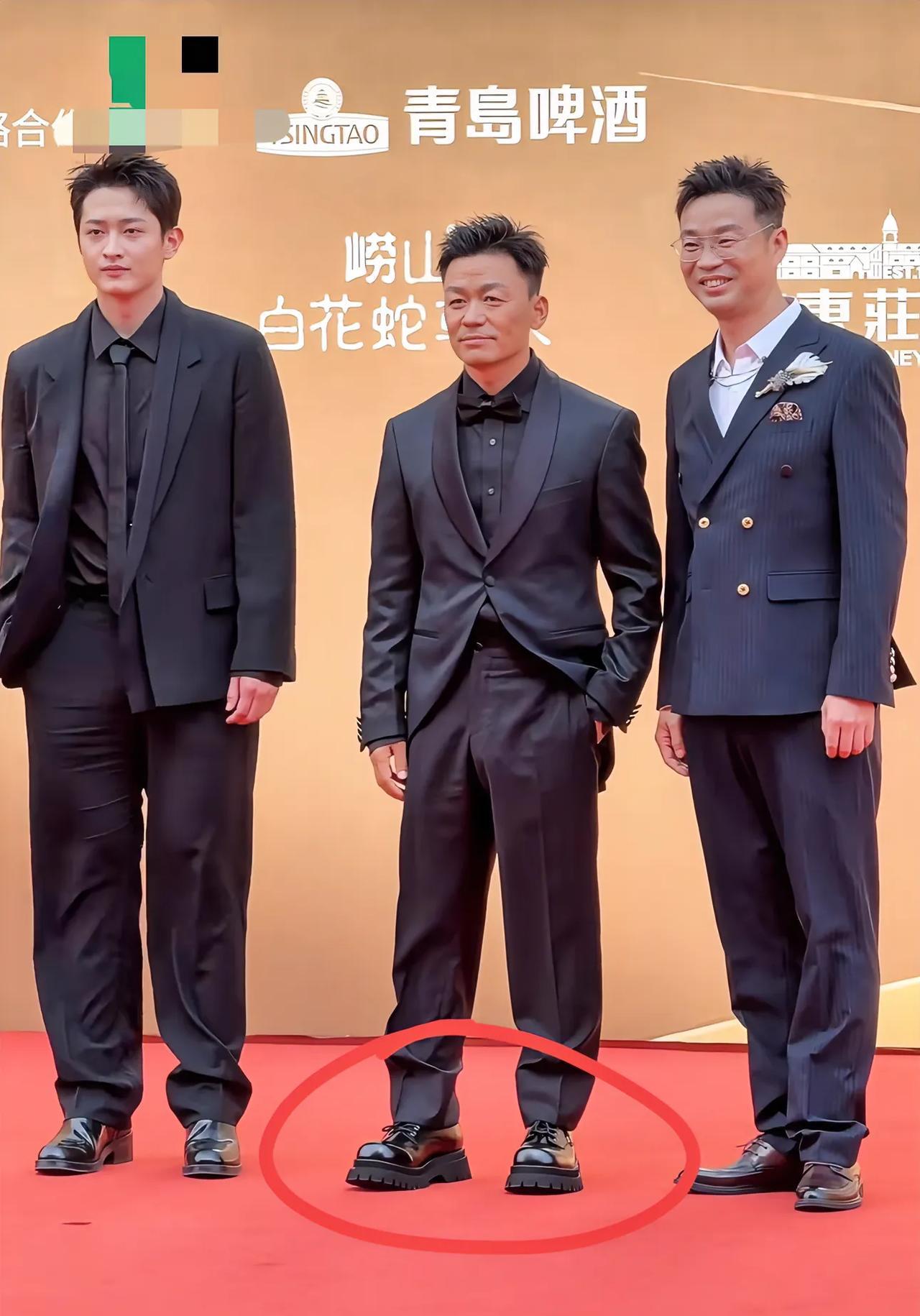 王宝强仅有的烦恼啊！身高不够，鞋子来凑，这鞋底得有15cm吧，太抢眼了！估计他净