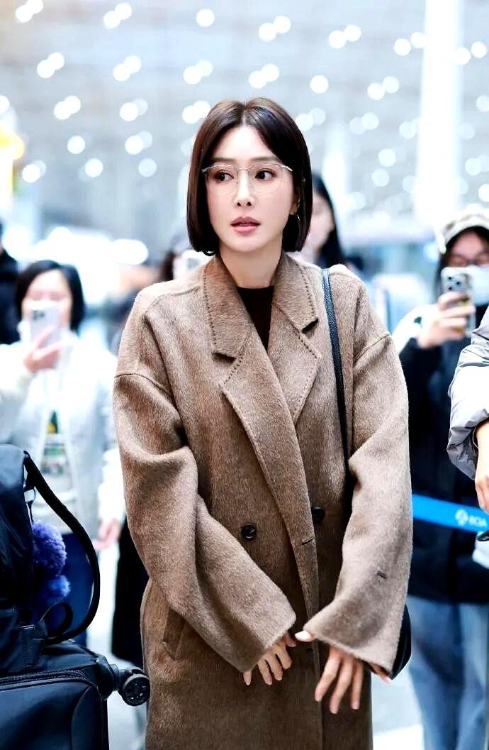 46岁的秦岚，把冬季穿搭玩明白了！真的，别再把自己裹成熊了……人家就一件大衣
