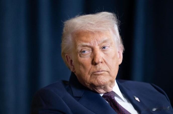 美国暂停出售弹药暗含的对乌克兰施压逻辑特朗普在Newsmax采访中表示：“