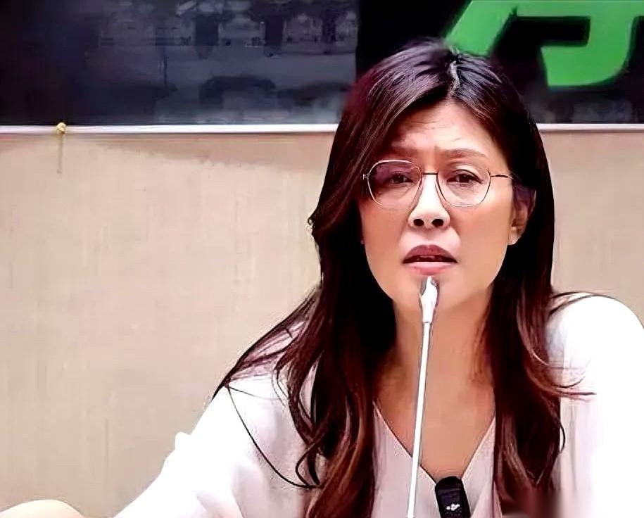 啧啧，这戏码可真有意思。新掌门上任，自家办喜事，结果那位一心想更进一步的大姐，