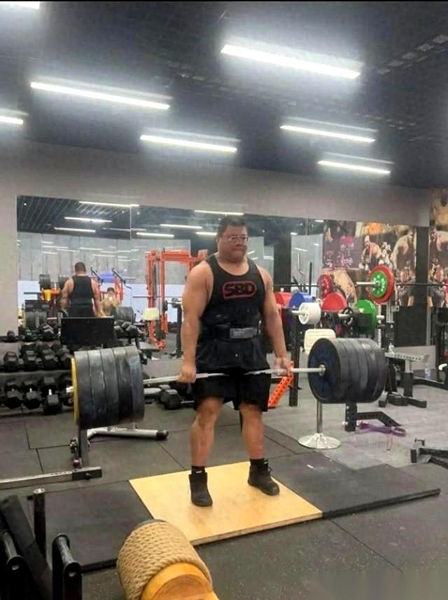 340斤，8块腹肌。你没看错，我也没说胡话，这两件事儿，在同一个人身上发生了。