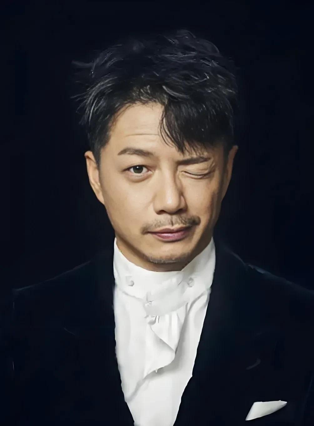 电视剧《扫毒风暴》，林强峰也太随意了吧？吃着面条开着会也就罢了，怎么还能出任