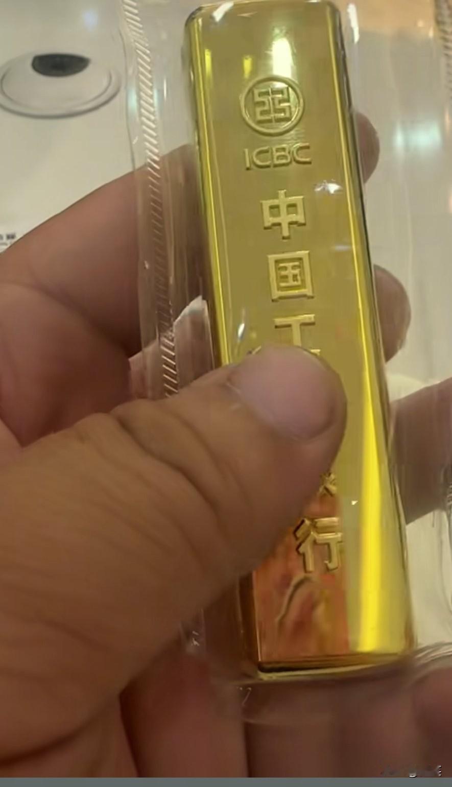 真的要被我妹妹蠢哭了上周黄金交易税刚出来的时候我就给她打电话，让她把在银