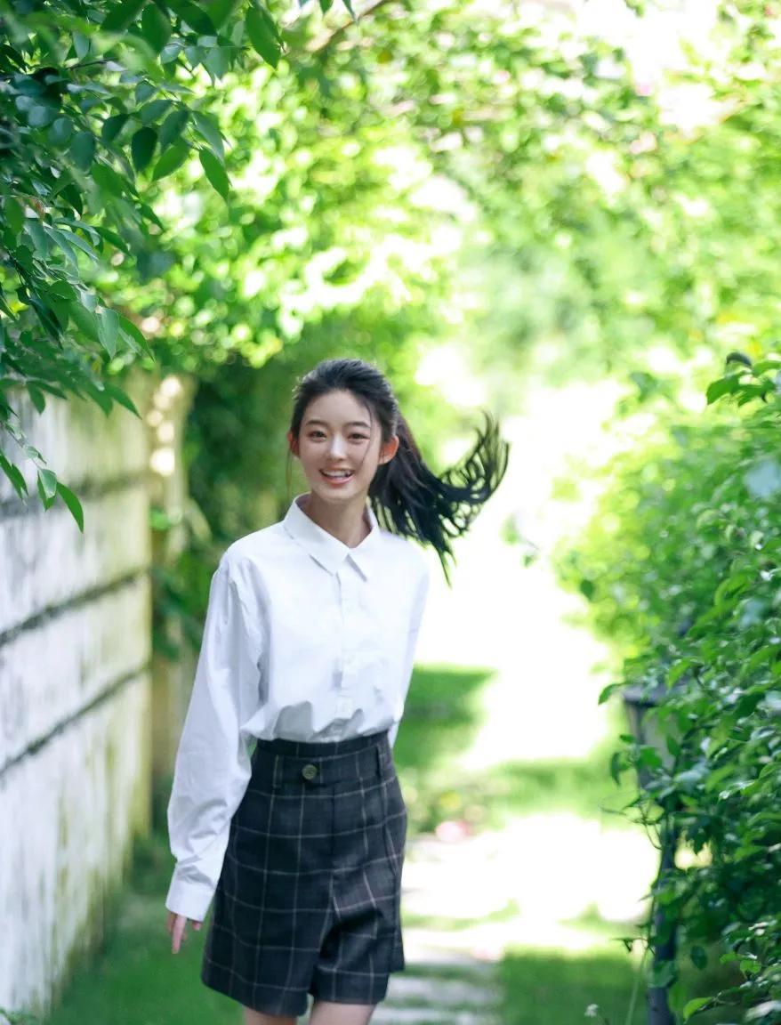 估计黄杨钿甜如今犹如热锅上的蚂蚁——急的团团转。虽然她艺考成绩不错，已经被北京