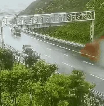 这黑色小车不知道是，烧高香了还是敬菩萨了，居然躲过了一劫。
