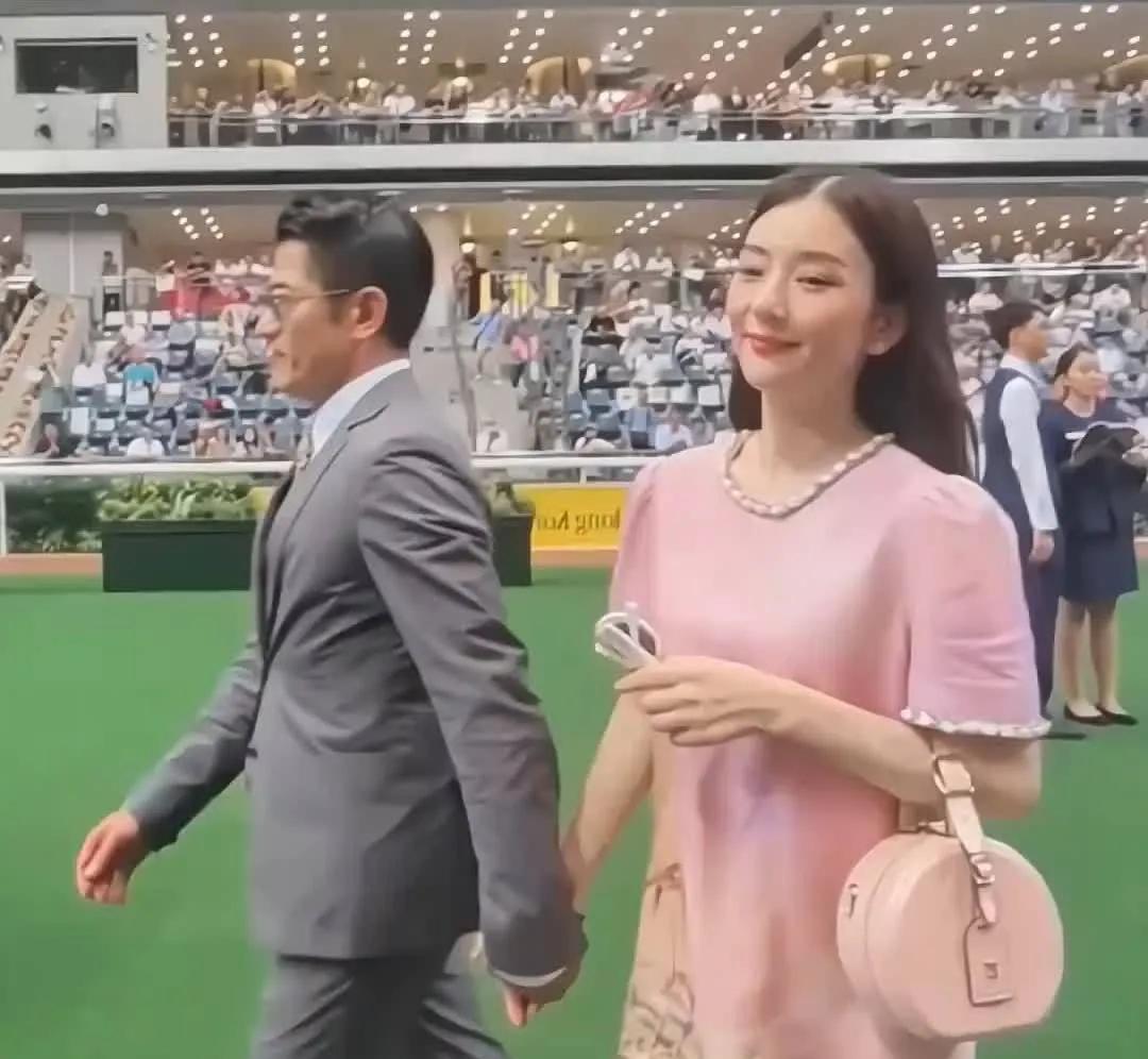 #方媛穿宽松连衣裙陪郭富城看赛马#59岁的郭富城和57岁的岳父同框了，方媛也好