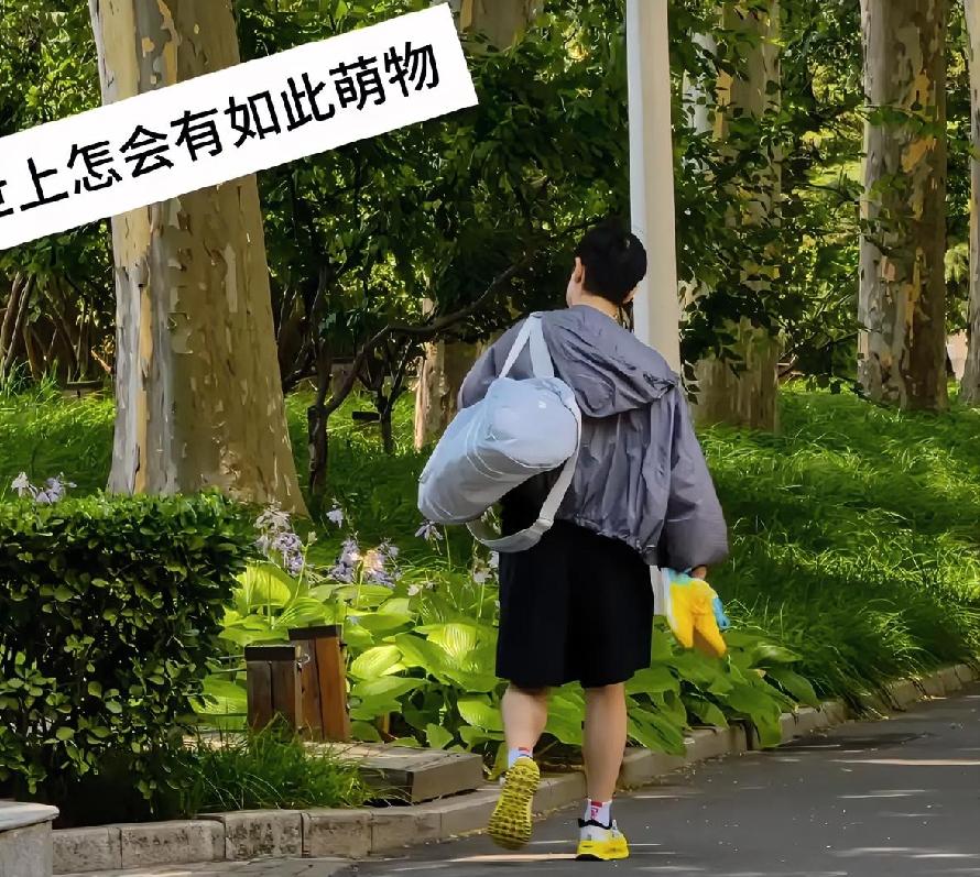 莎莎一个人拎着双小黄鞋走在路上，你们猜球迷们最想干吗[捂脸哭][捂脸哭]快点、