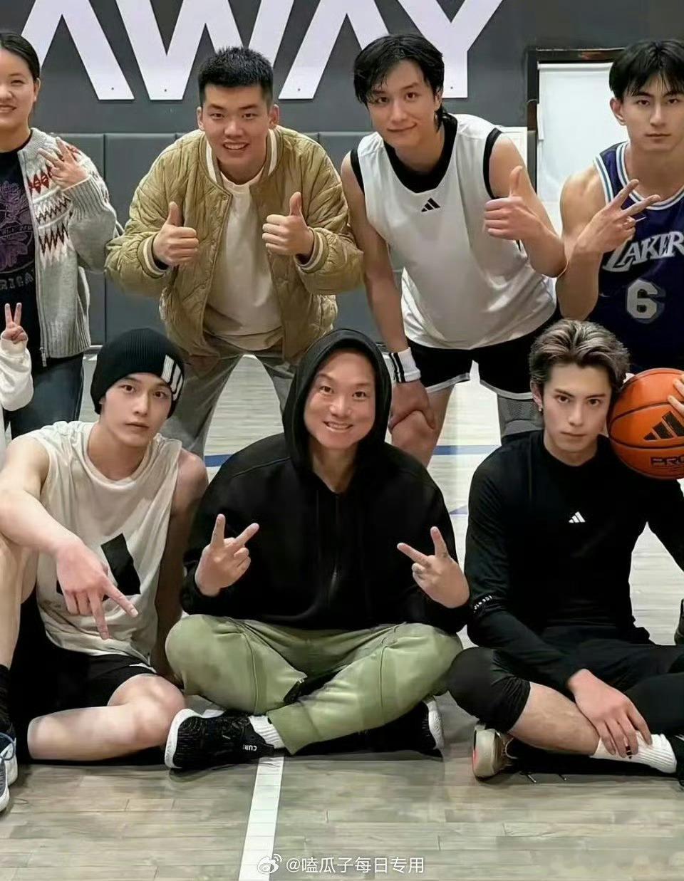 我终于看懂了这个🍉。1、一博主发与王鹤棣、何与一起打球的合照。（图1）2、评论