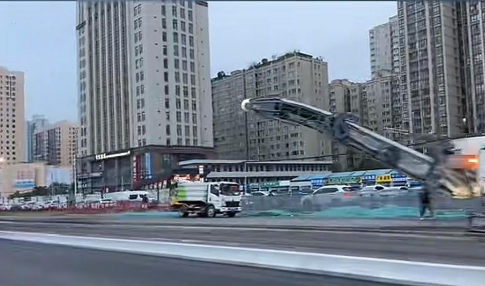 连接西安与咸阳的世纪大道国庆期间仍在进行施工，世纪大道改造工程始于1999年