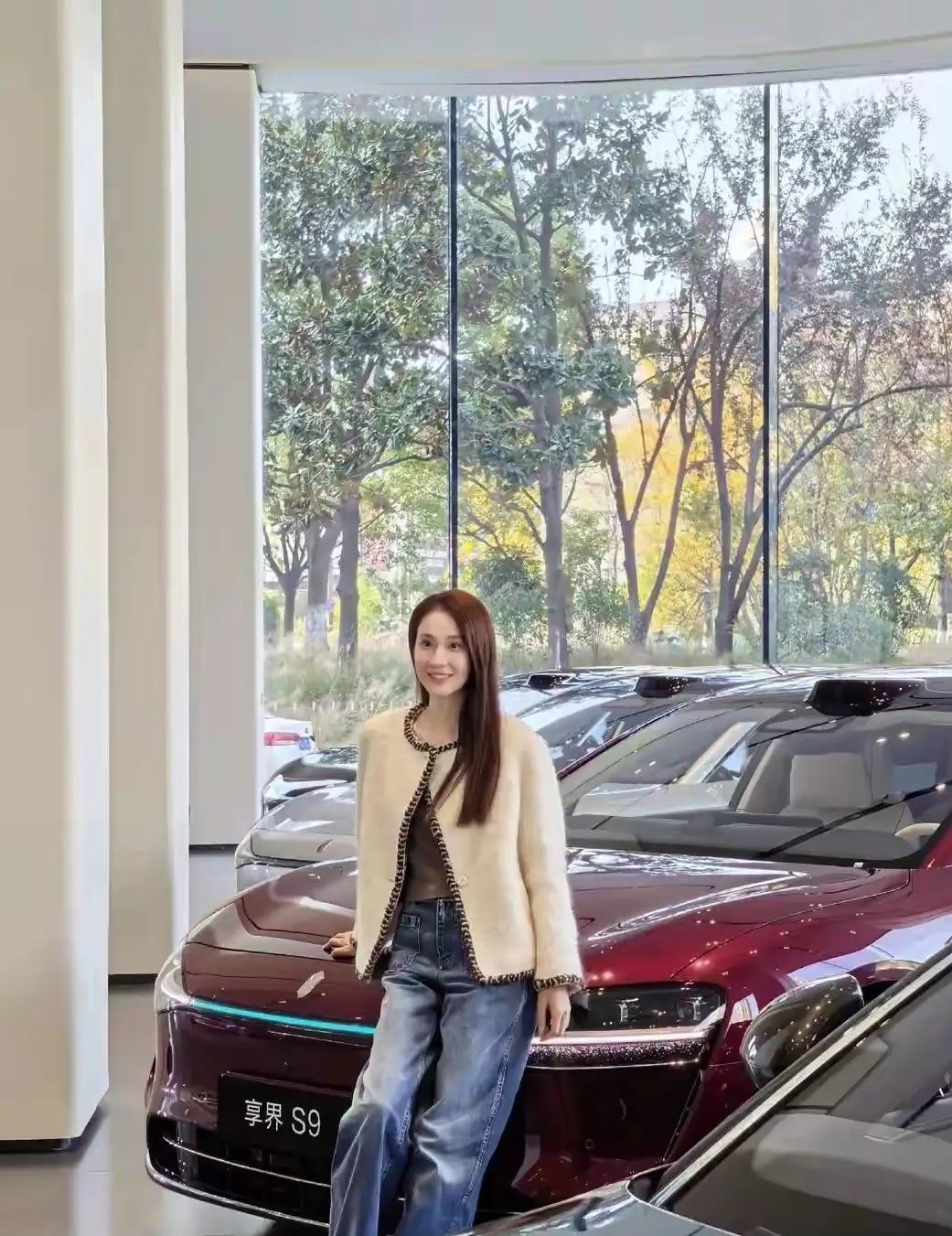 孙杨老婆张豆豆也体验享界S9了。红色的享界S9、S9T真的超级适合有品位的女士。