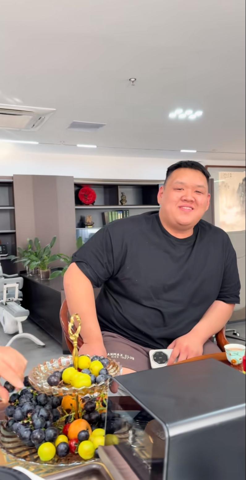 江苏沛县仁义大哥，拓瑞集团董事长徐正海徐总，新收了一位徒弟，名叫刘正，他是沛县知
