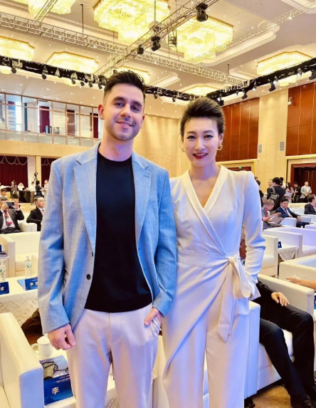 站在李修平身边的帅哥是谁啊？有颜值有身材，看着好有范。照片中的李修平改了不同的穿