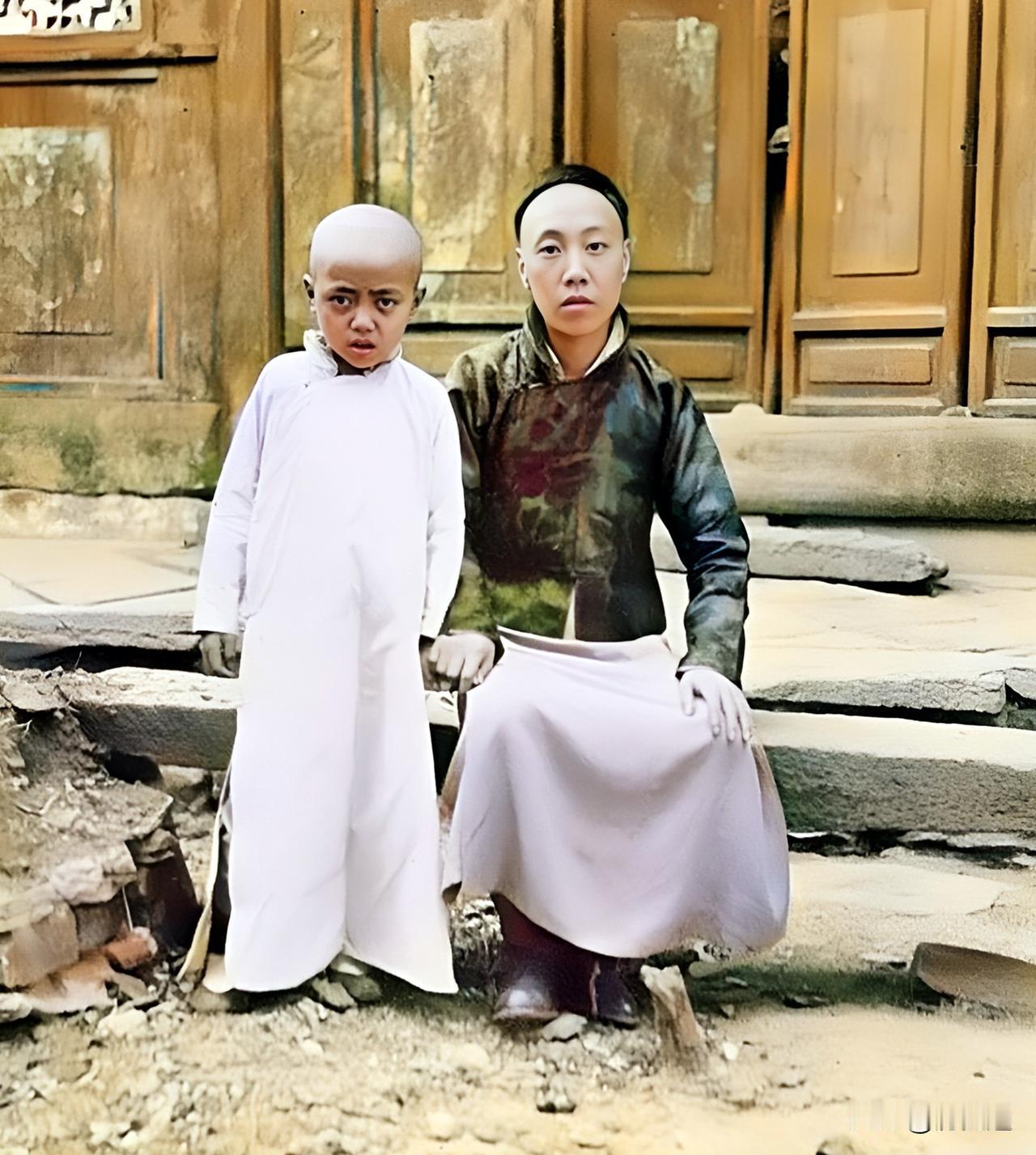 这是川西瓦寺土司索氏家族（驻今四川汶川涂禹山）第二十三代土司索代赓与儿子索观沄（