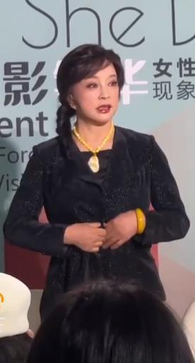 近日刘晓庆在戛纳出席时尚活动，她这回搭配了一身黑色的衣服，看起来很酷。刘晓庆