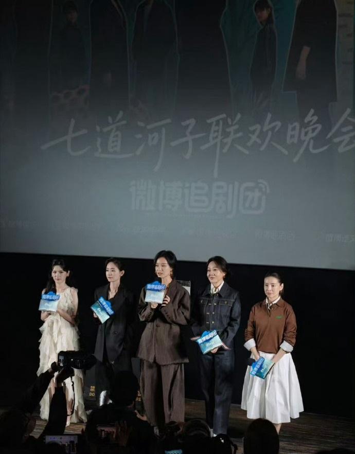 今天倪妮和闫妮还有董洁一起宣传新剧，几位搭配的都很时尚，看起来年轻又靓丽。倪