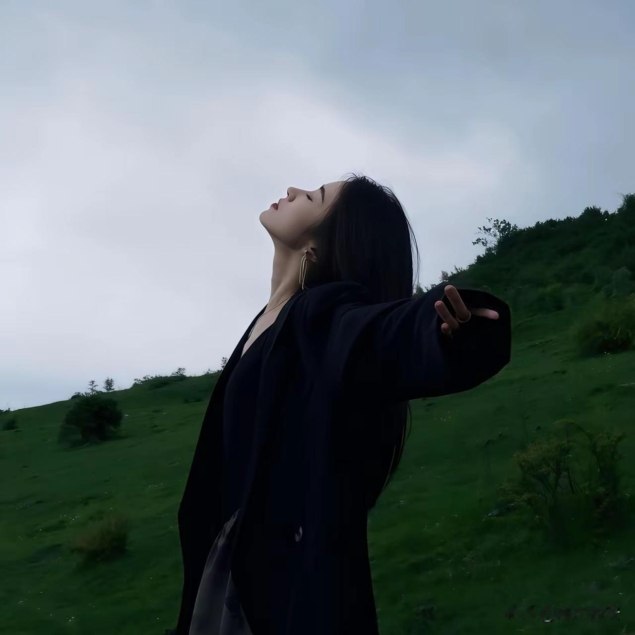 在职场，一定要努力培养自己的实力，因为职场不相信眼泪。你会发现身边的每个