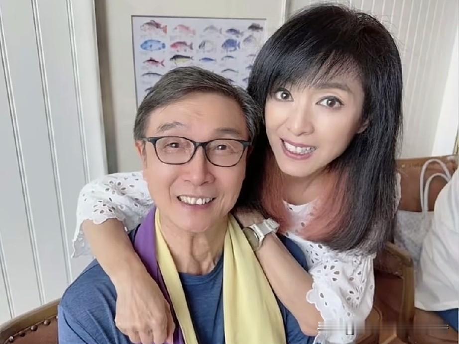 这是香港资深演员刘松仁和米雪的合照。米雪曾是我们这代人心中的女神，如今她已年届七