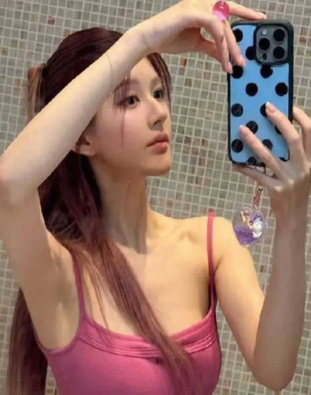 赵露思睡前自拍玫红吊带凸显迷人锁骨