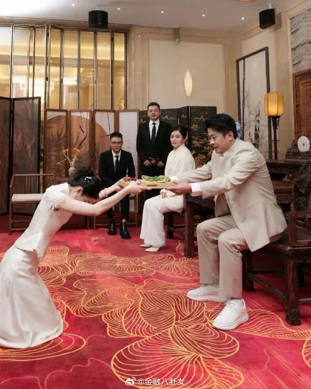 辛巴与妻子初瑞雪罕见同框，为新人徐杰举办隆重收徒仪式，这仪式…