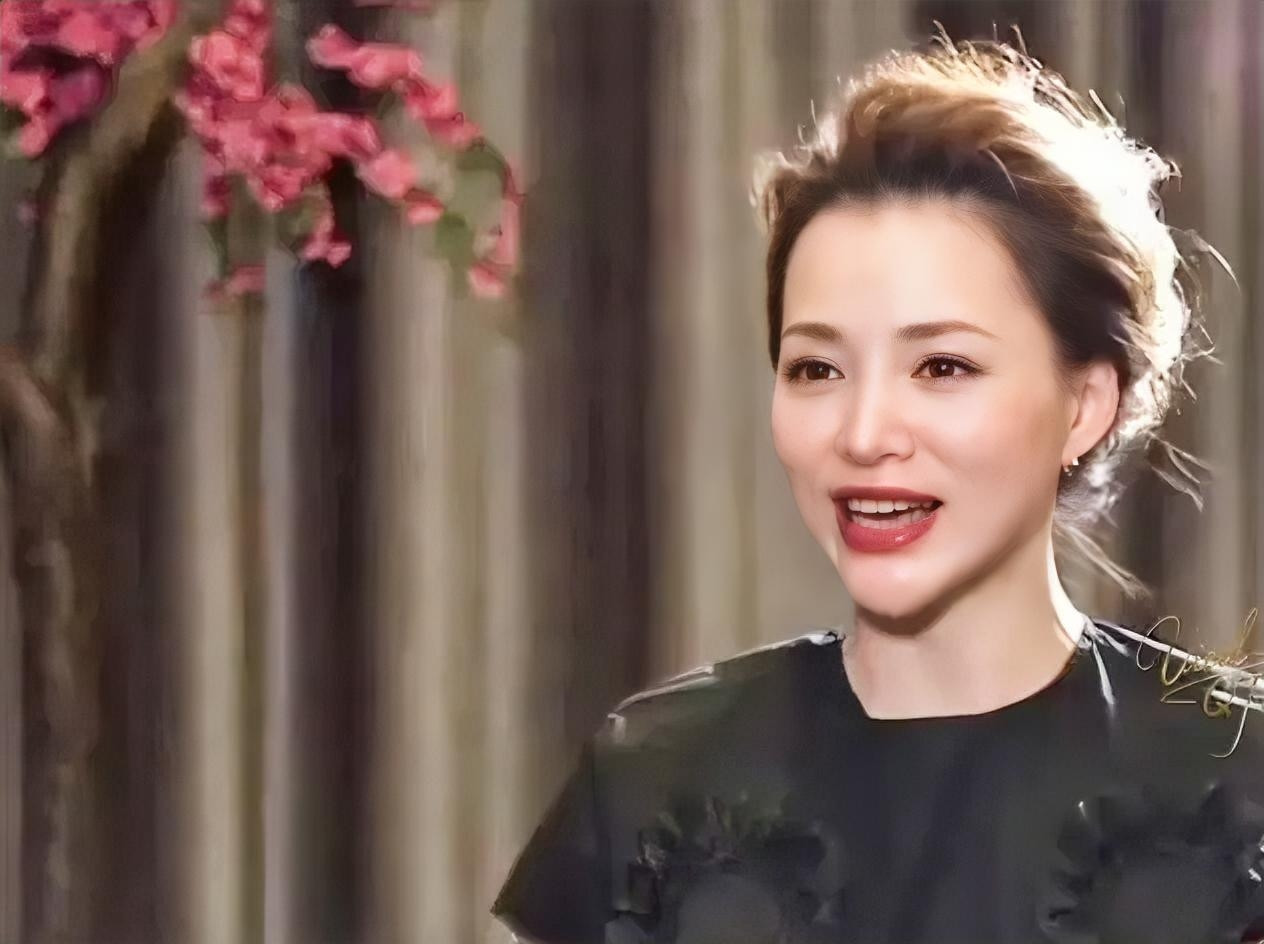 看到大家都在讨论董卿的发型，确实有点东西。