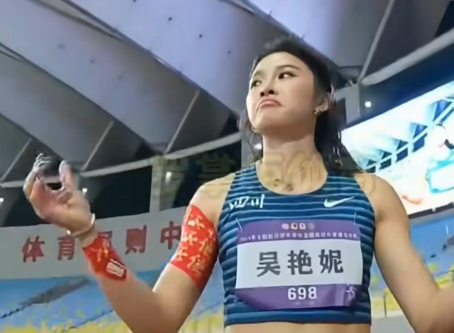 又有人质疑吴艳妮夺冠后不尊重对手，做出撇嘴、耸肩、摊手的几个蔑视动作！当时情况