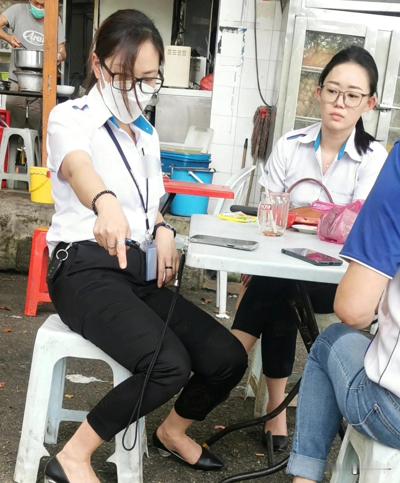 穿着工作制服，来和姐妹吃路边摊也是一种享受