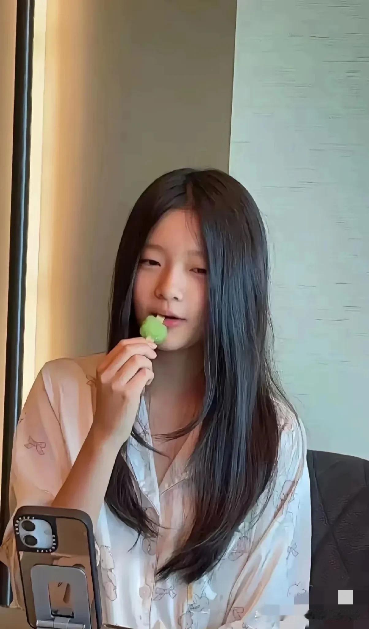 大S徐熙媛和汪小菲的女儿小玥儿正脸照片曝光。感觉很像大S的气质，整个人看