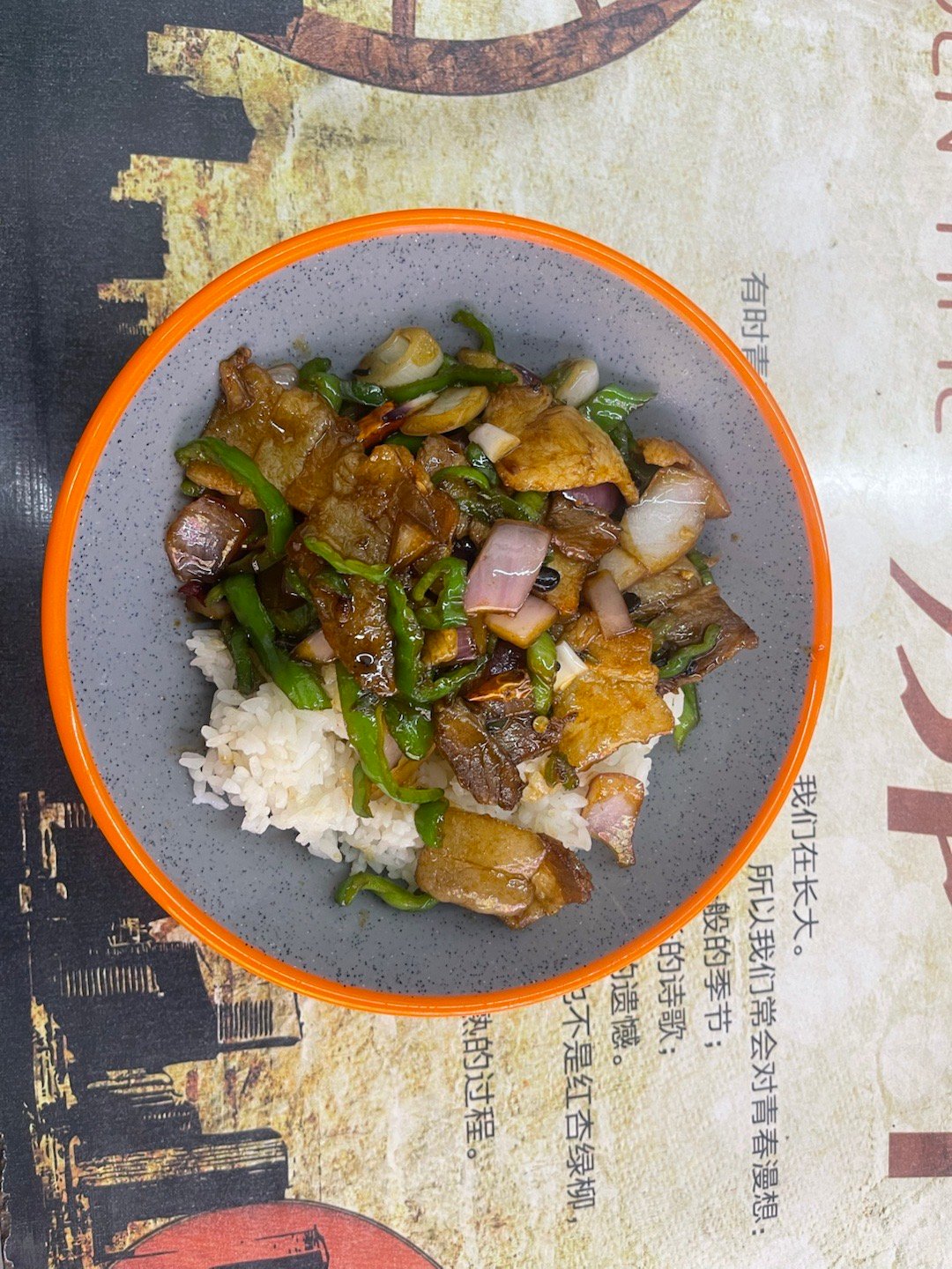 发现了一个小的苍蝇馆子，炒盖饭一绝，比我们市场的好吃多了。这么晚，还有这么多人，