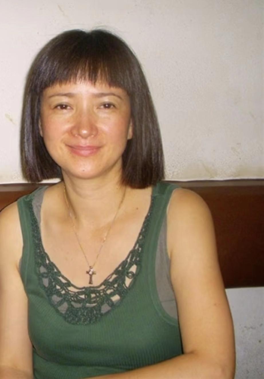 有人说，这种样式老旧的衣服穿在普通人身上是灾难现场、廉价感，但一经何晴上身，价值