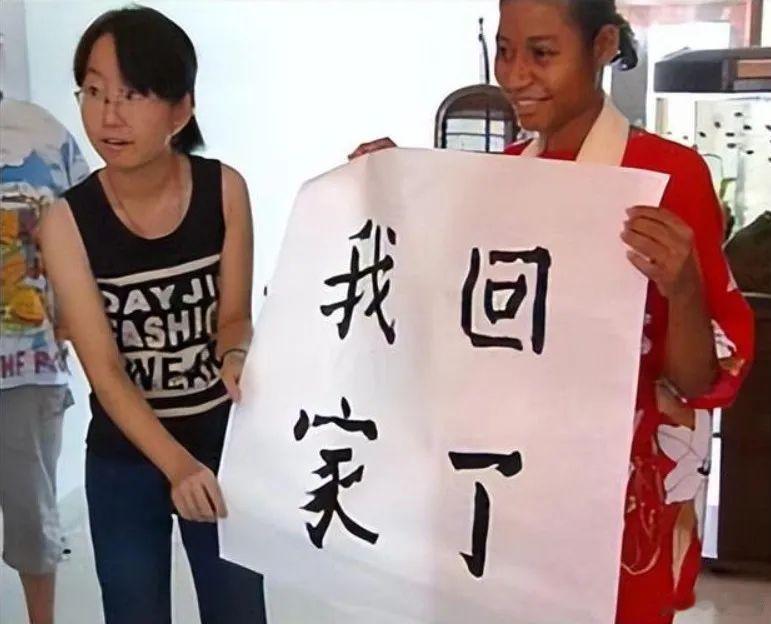 想起来了一件事，日本人有多坏😡有个叫沙里夫的肯尼亚女孩，她姥姥留给了她一只中