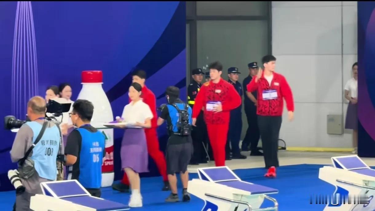登过山顶的人，再次登顶会如此局促不安！孙杨与潘展乐、汪顺一起颁奖，相比其他二人