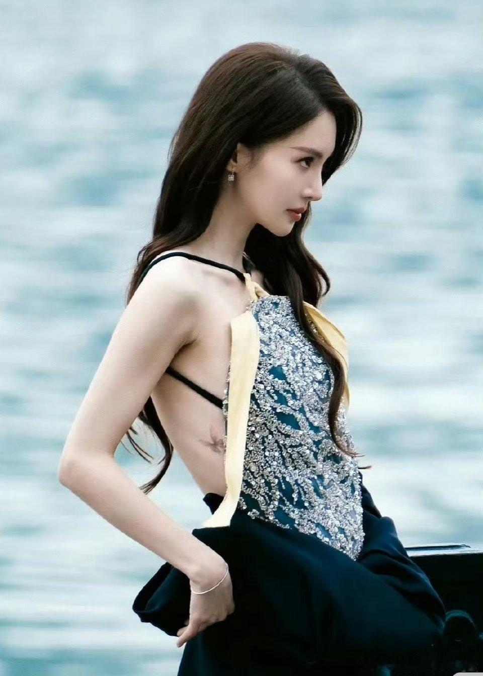 金晨大方展示自己腰间的蝴蝶纹身，谁说纹身不能是好女孩呢？​​​​