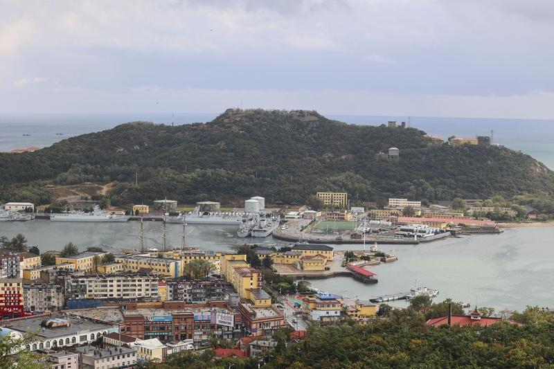 近代中国，在列强的侵略下，领土被肆意分割。鸦片战争后，像旅顺口、大连湾，先被日军