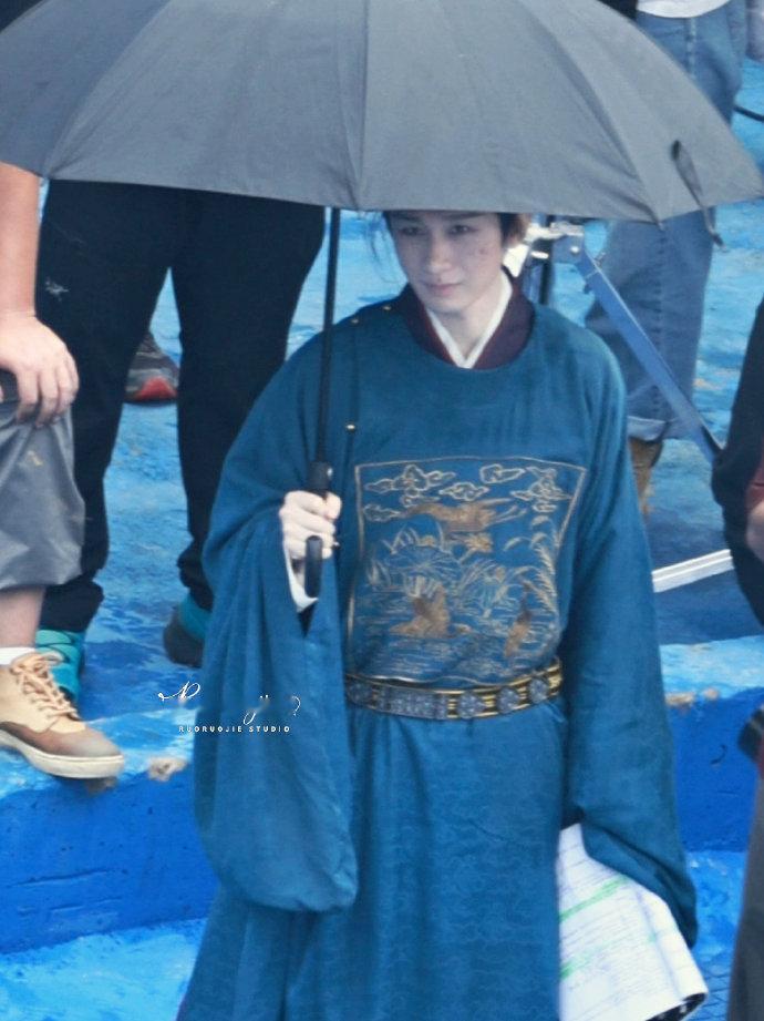 成毅护腰成毅蓝色官服脏脏妆路透成毅护腰，咱就说成毅注意身体啊，成毅蓝色官服脏