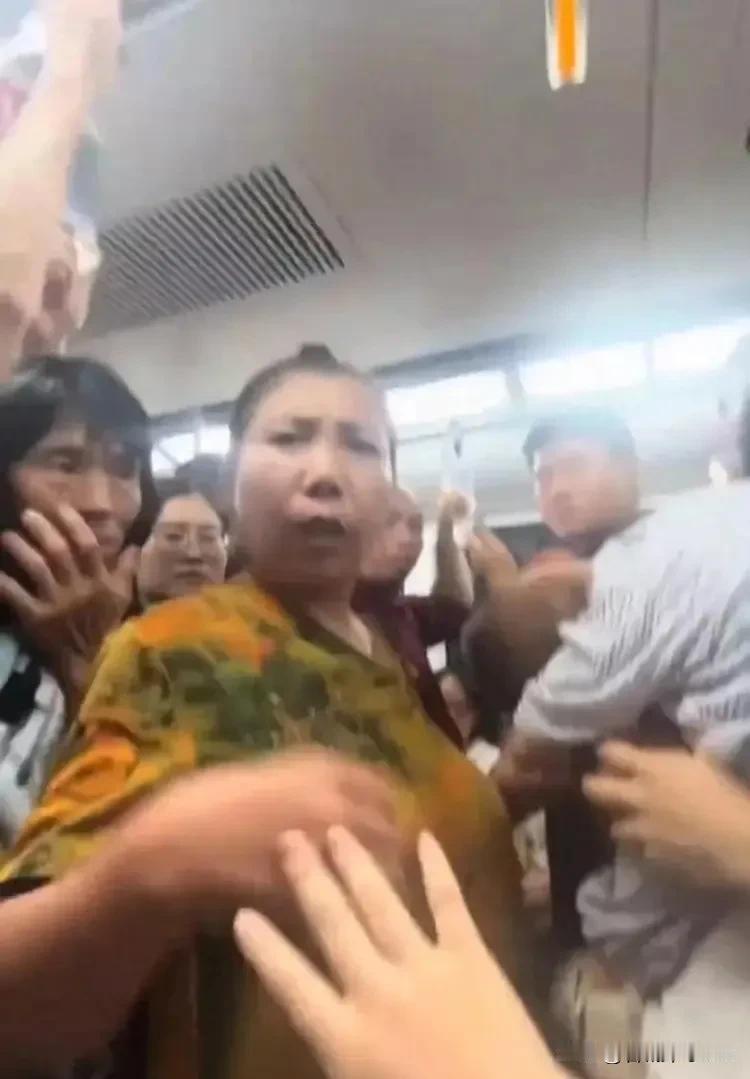 “没有天理了！”北京一女子乘坐地铁时，被大妈要求给抱有孩子的人让座，拒绝后遭大妈