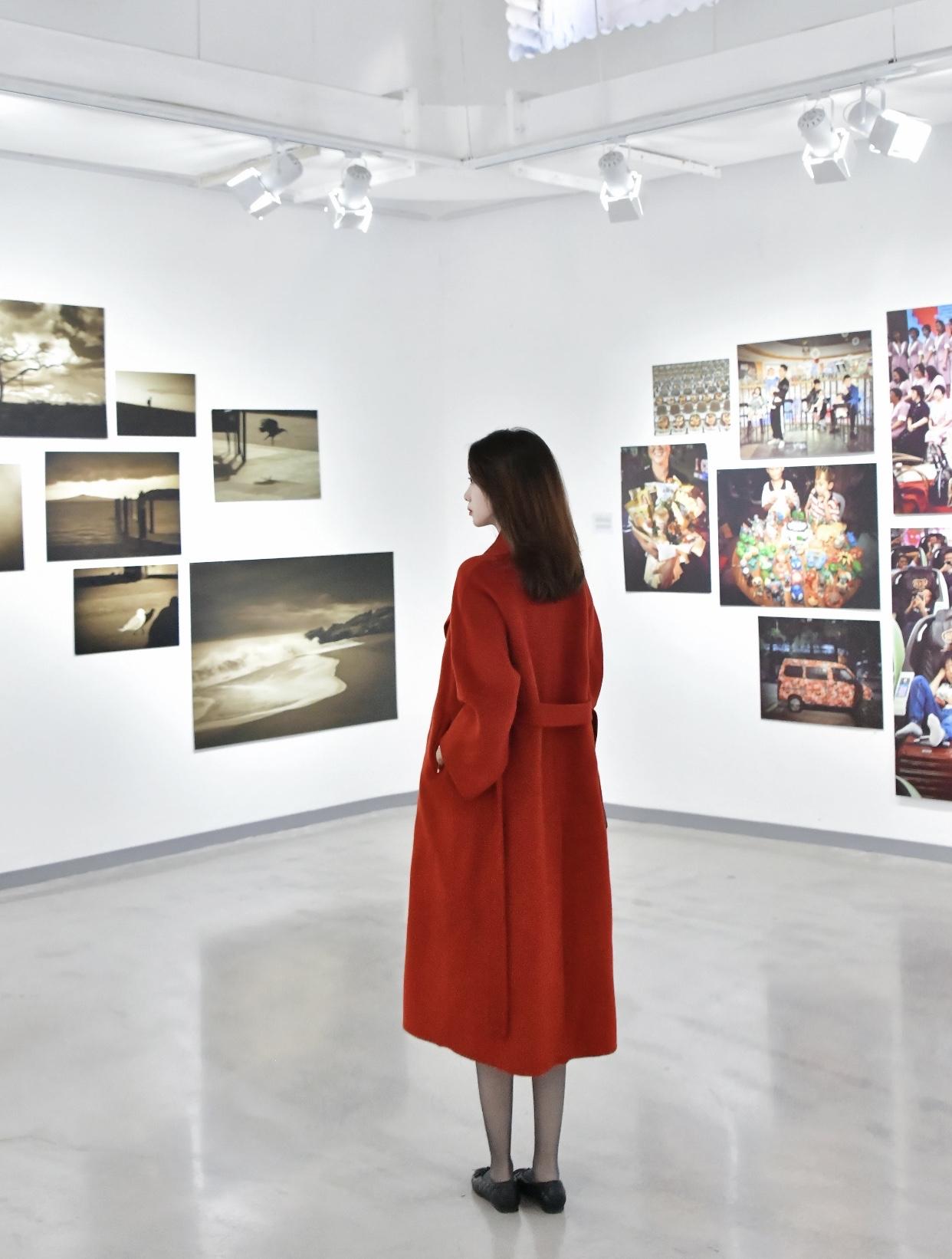 红衣少女在现代艺术空间中漫步，感受艺术的魅力。艺术展厅打卡绝美艺术之旅