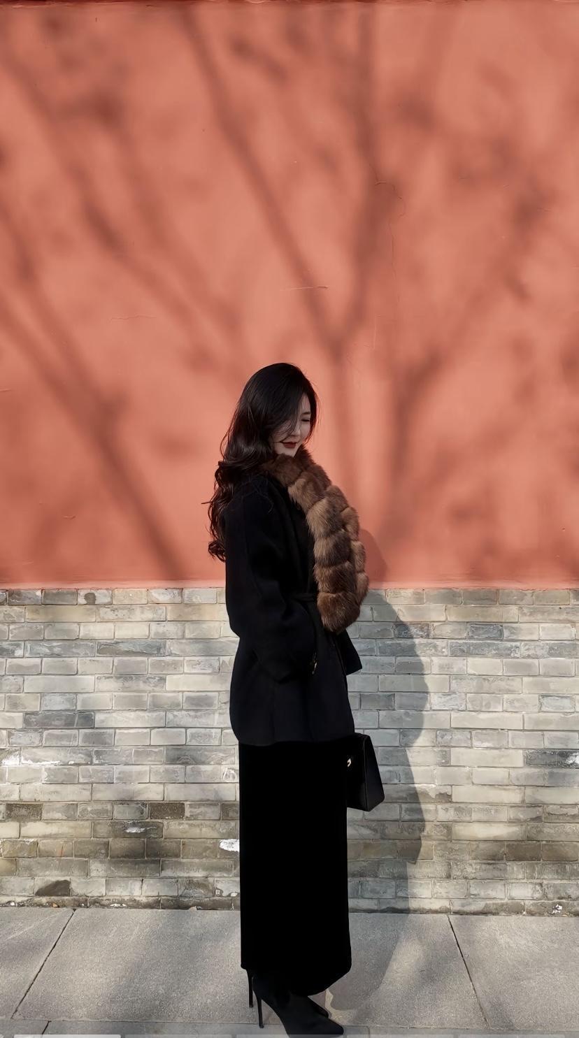 红墙映影，风姿绰约。红墙摇清影红墙绿影红墙写真什么样的女人才能称得上有气