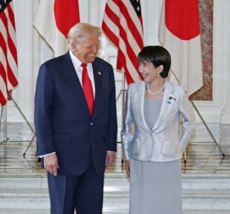 日本人发现，她经常用手抠自己的屁眼，在什么场合都抠，不知道是屁眼痒，还是习惯。