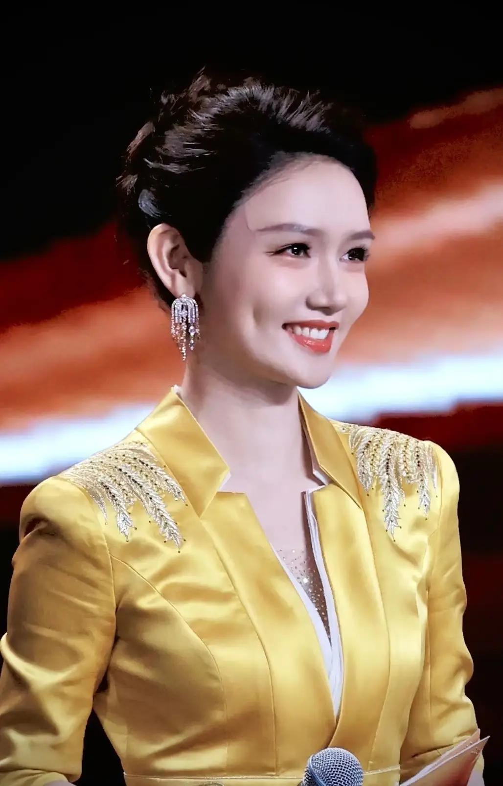 好奇去翻了翻央视主持人龙洋的履历，不查不知道，一查着实让人大吃一惊！原本不少人以