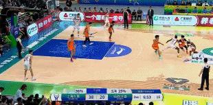 王哲林九阴白骨爪拍迪亚诺，潘江大骂球队没用，裁判会让闹他球迷气愤上海队不出意