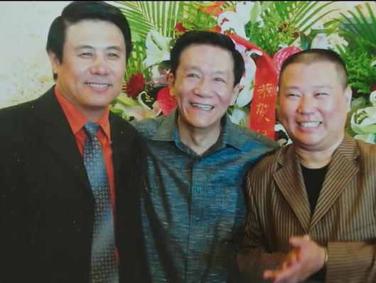 侯耀文忌日，相声演员荆林野晒照怀念自己的恩师。一晃居然十九年了，看到荆林野晒