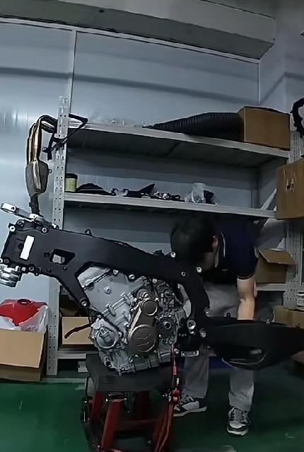 张雪员工下班后，找了一堆零件偷偷组装一台820RR，结果被张雪抓到，员工:我装的