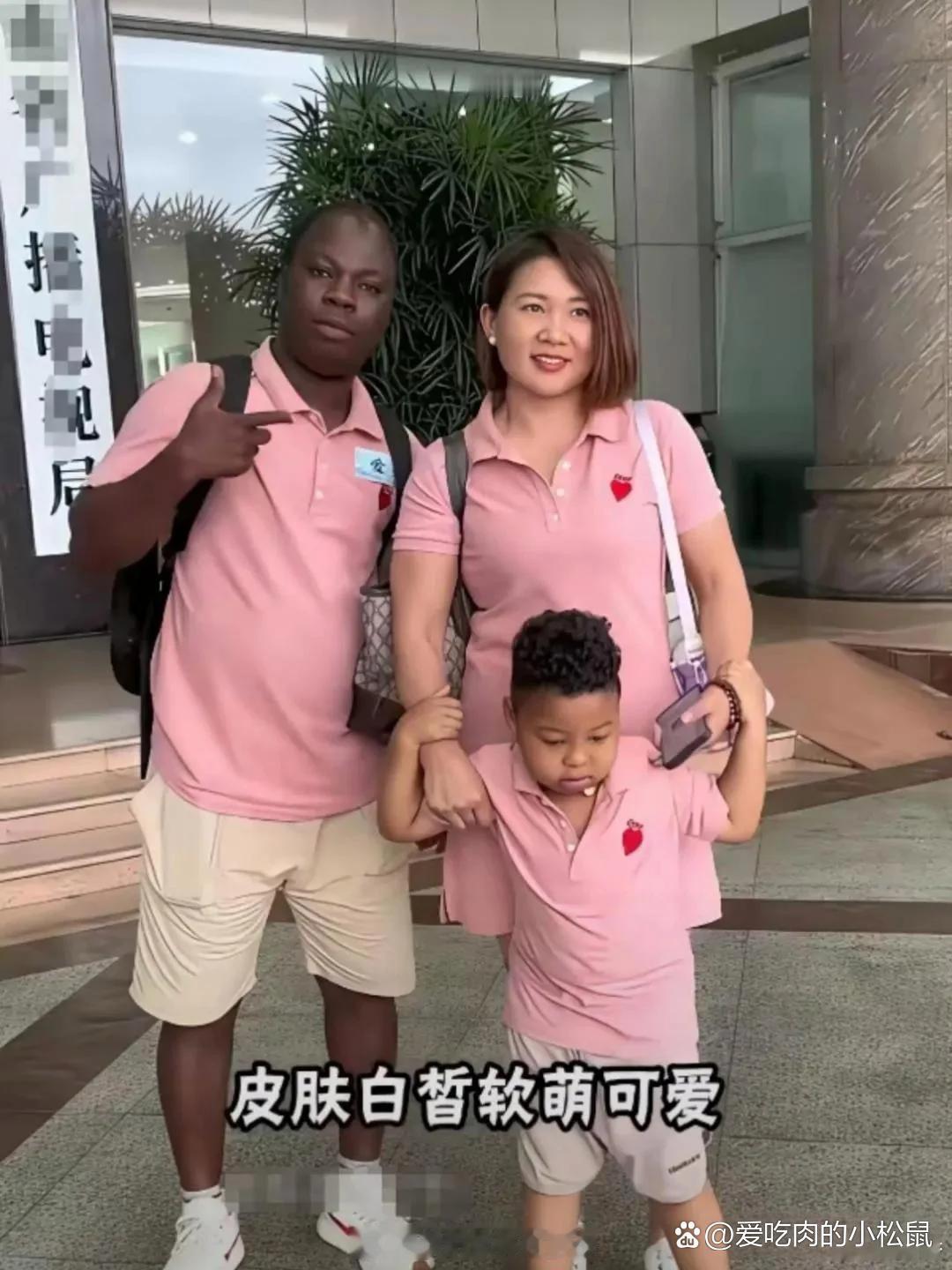 妈妈的基因很强大，除了卷发一点不像外国人了吧？