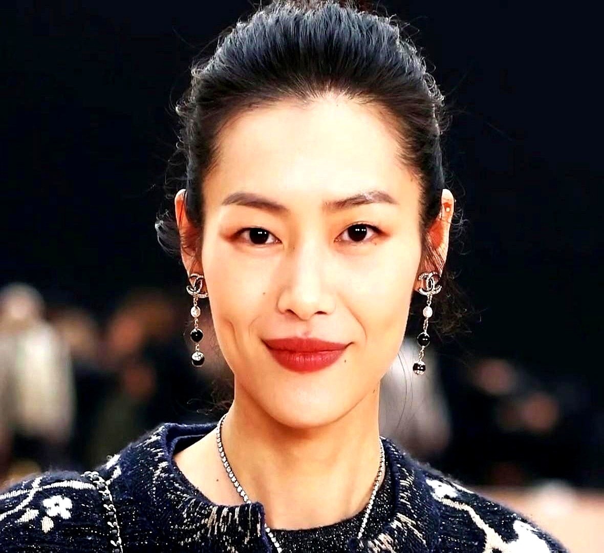 刘雯和井柏然交往这么多年，总有人非得拿天平算账，觉得男方撞了大运。毕竟刘雯是国际时尚圈公认的亚洲一姐