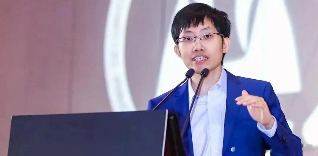 身价2440亿的农村娃DeepSeek创始人梁文锋与工薪家庭出生的王兴兴强强联合