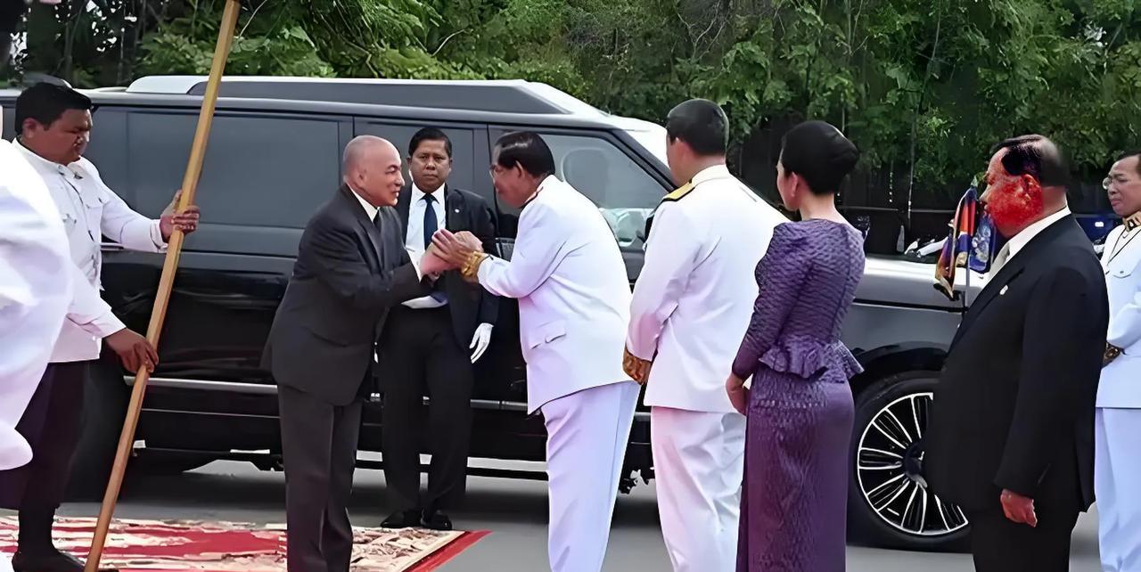 西哈莫尼与洪森在一起，怎么看都有点像三国演义里的汉献帝与曹操，事实上也是洪森的权