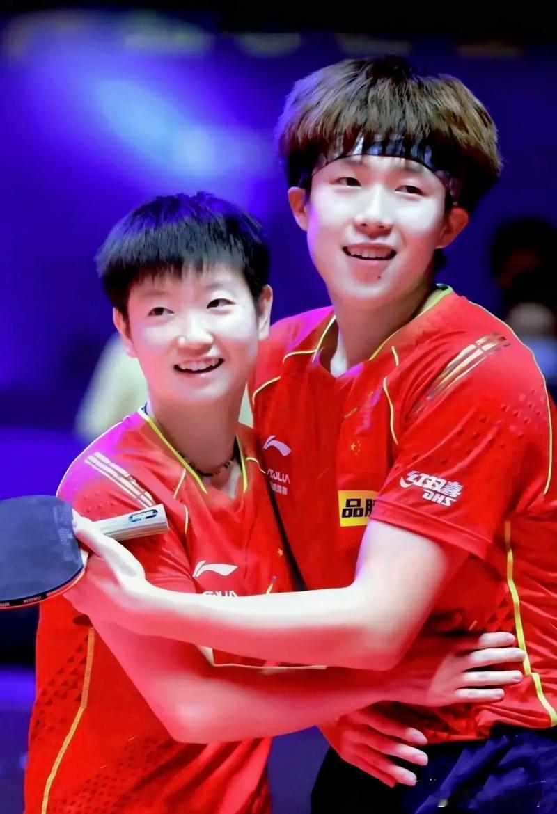 王楚钦一记回球不慎击中孙颖莎，本是赛场再寻常不过的意外，却成了窥见“莎头”组合内